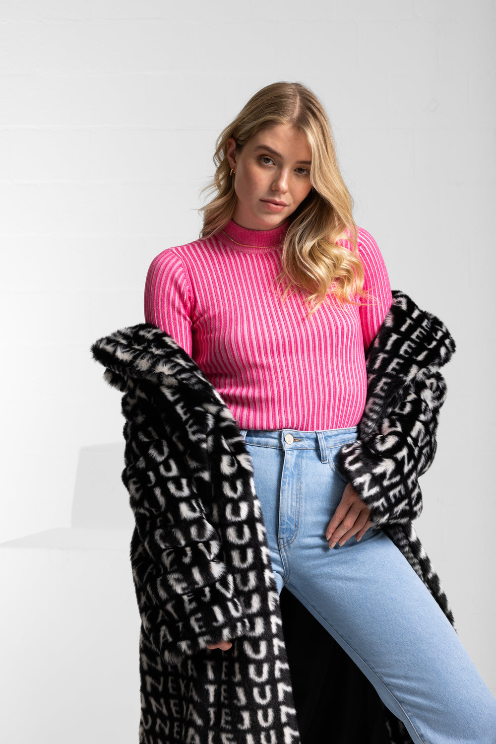 Pink knitted pullover with contrast yarn women