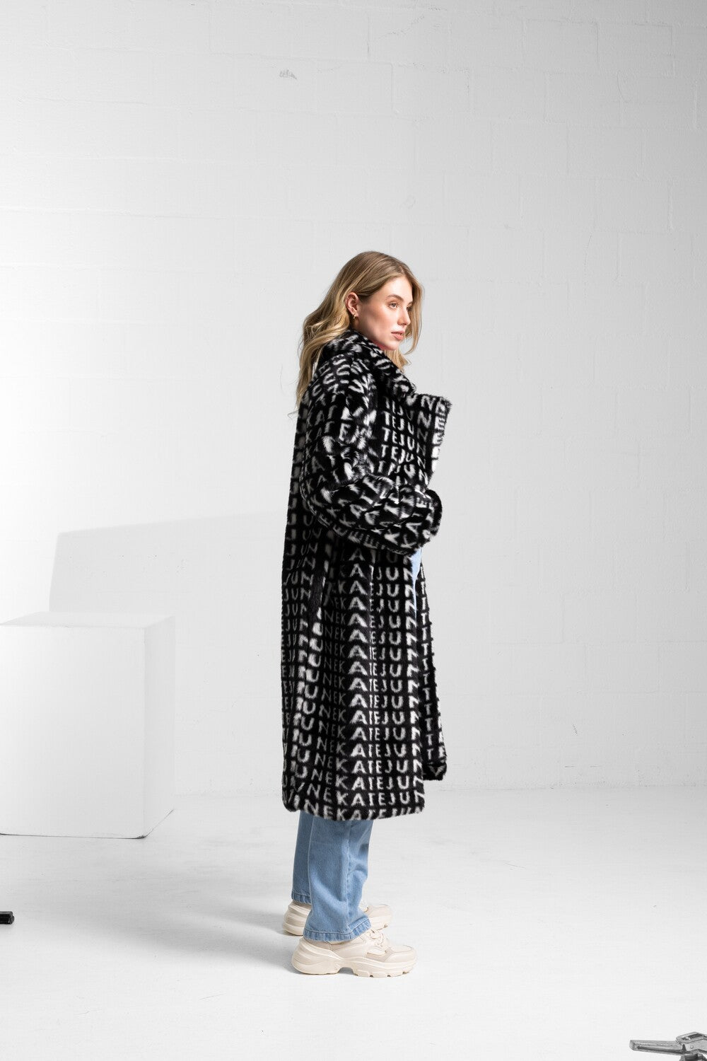 THE LOGO COAT