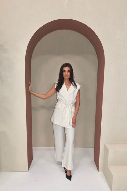 THE CLASSIC SLEEVELESS BLAZER CRÈME women — KATE JUNE