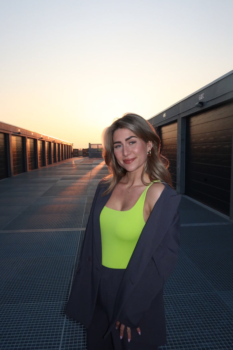 THE SLEEVELESS SQUARE NECK BODY
